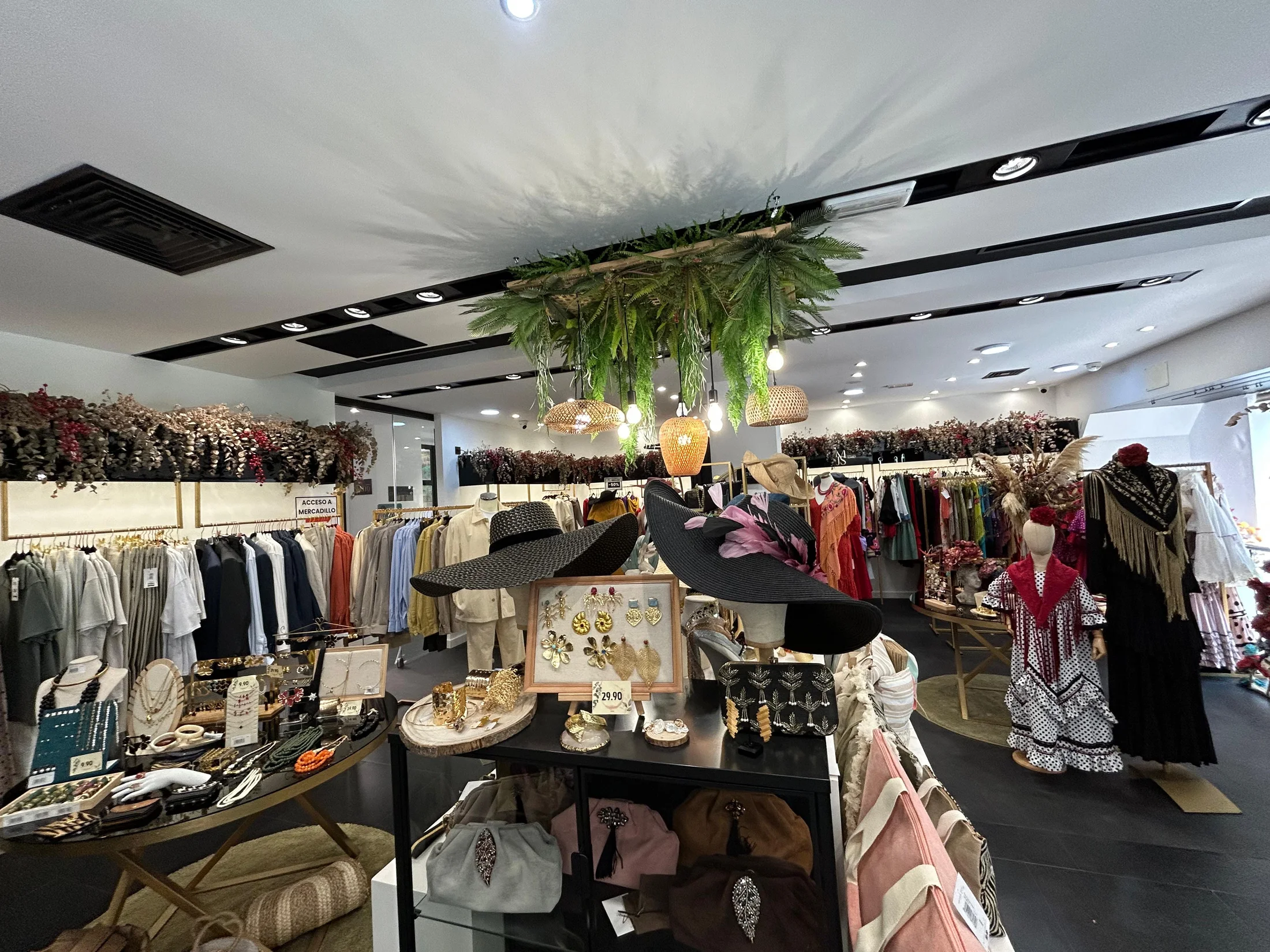 Interior de La Galería en la calle Larga de Jerez, con prendas y complementos