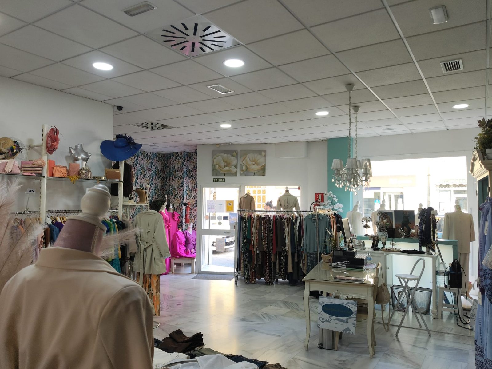 Interior de María José Fernández Moda, con percheros y maniquíes