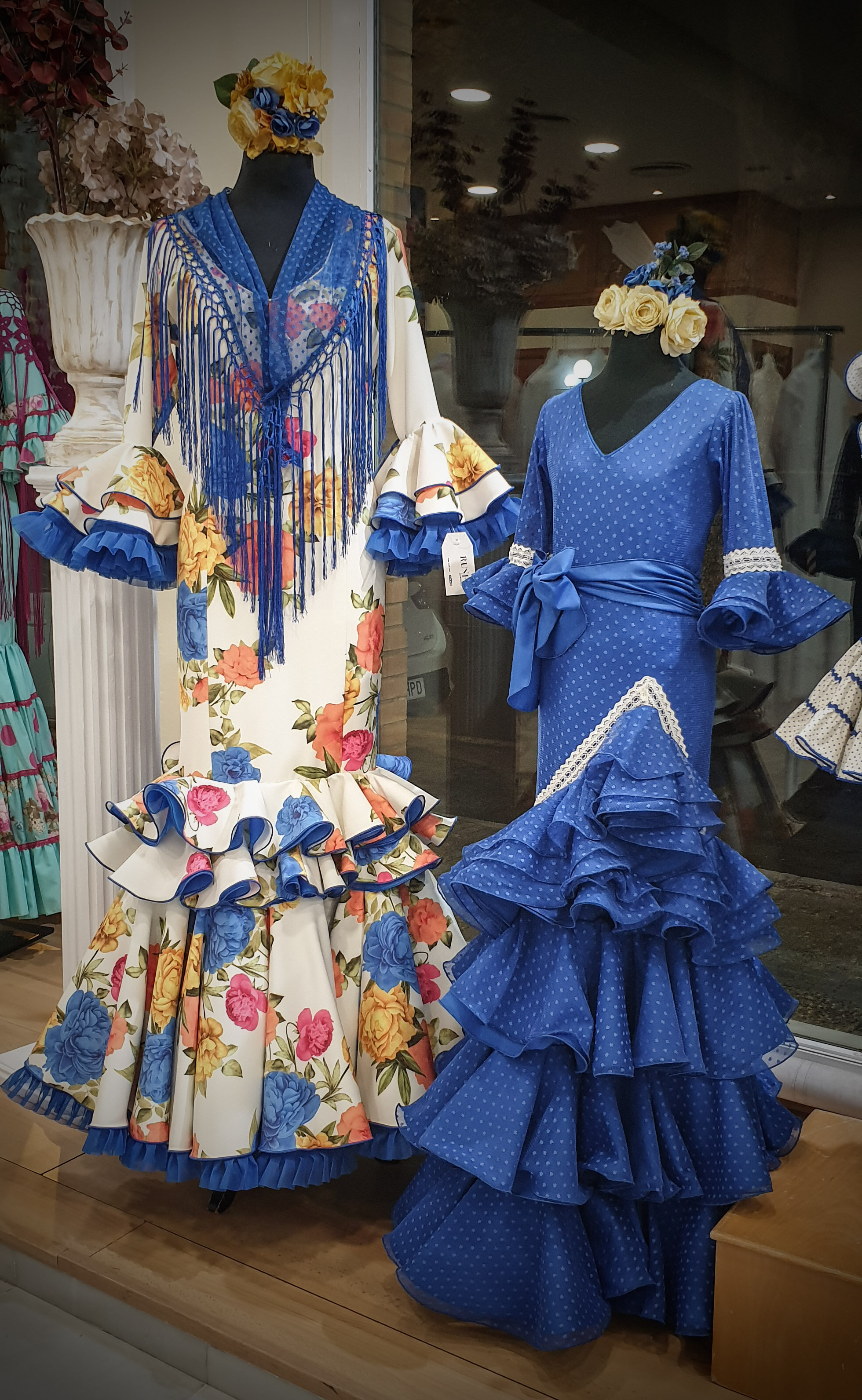 Vestidos de flamenca expuestos en el escaparate de Ruyfe